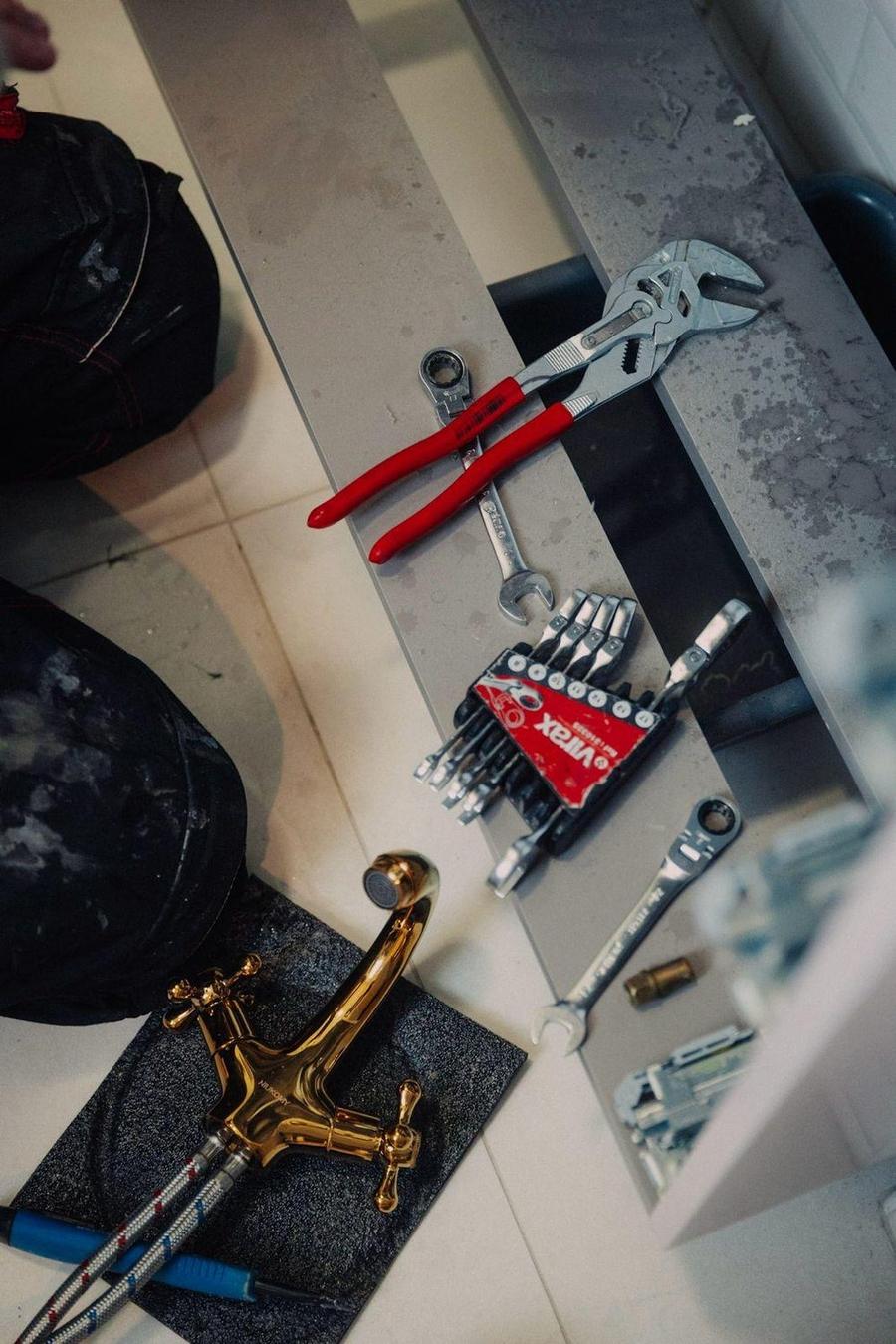 Outils et robinetterie utilisés par Max, plombier Aux Bons Tuyaux à Paris